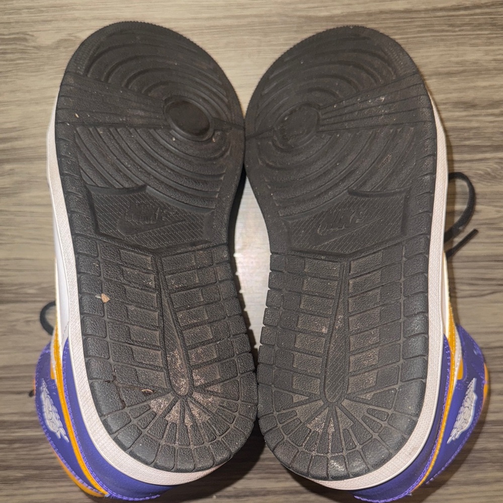 Jordan 1s 💜🧡🤍 - Picture 5 of 9